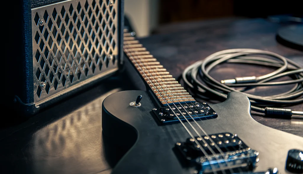 foto de una guitarra con un amplificador para el posteo de si el rock volverá a estar de moda