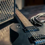 foto de una guitarra con un amplificador para el posteo de si el rock volverá a estar de moda