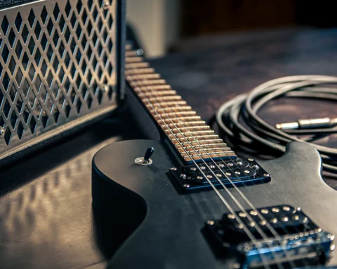 foto de una guitarra con un amplificador para el posteo de si el rock volverá a estar de moda
