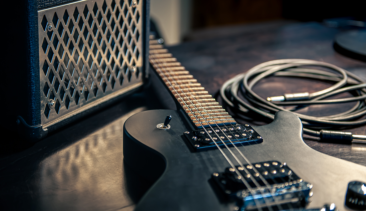 foto de una guitarra con un amplificador para el posteo de si el rock volverá a estar de moda